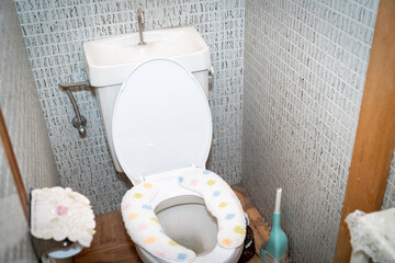 古い日本住宅のトイレの写真。