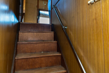 古い日本住宅の階段の写真。