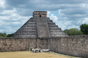 Templo de Kukulkán, Chichén Itzá, México. - obrazy, fototapety, plakaty