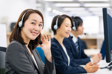 オフィスで働く女性オペレーター