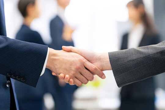 オフィスで握手するビジネスマン