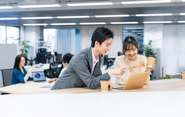 Fototapeta premium オフィスでミーティングするビジネスグループ