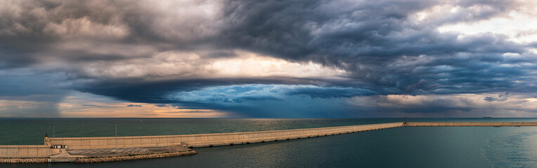 Obraz premium Dramatic sky and clouds during a storm over Mediterranean Sea, Valencia, Spain, Europe 