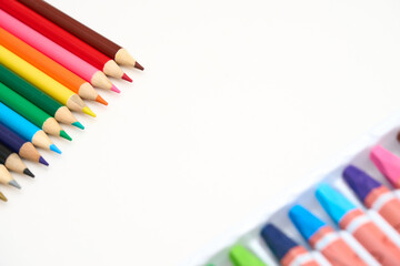 カラフルな色鉛筆とコピースペース