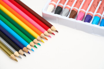 カラフルな色鉛筆とコピースペース