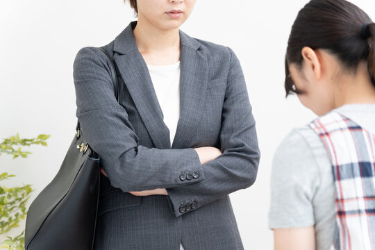 保育士に怒っている保護者