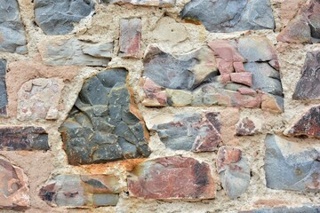 Muro antiguo hecho con piedras de varios tonos de color