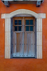 Fototapeta na wymiar Ancient window at the friars street, in Valladolid, Yucatan