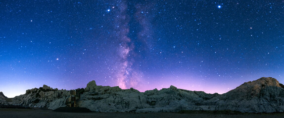 Obraz na płótnie Canvas 白崎海岸の白い岩と天の川
