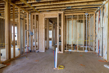 Insulating wall with mineral fiberglass wool between beams framing it in order to provide it with...