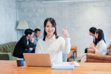 オフィスで楽しく働くビジネスウーマン