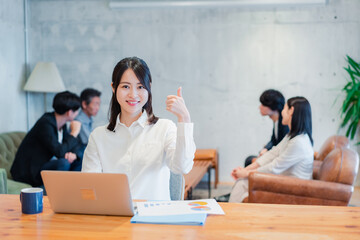 オフィスで楽しく働くビジネスウーマン