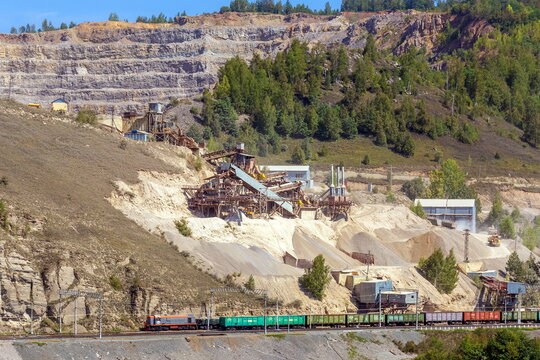 Open mining and processing plant for the extraction of crushed stone, sand and gravel for use in the road and construction industry in the city of Minyar, Chelyabinsk Region
