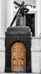 Foto op Plexiglas Historisch monument Verticaal schot van standbeeld Sursum Corda op de achtergrond van een gebouw in Warschau