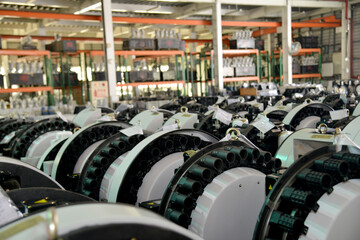 最新の工作機械の組立工場。