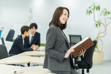 スーツを着た女性