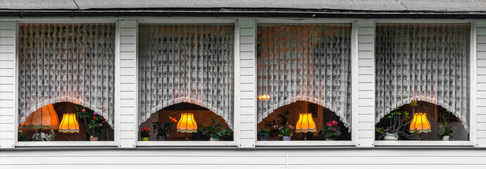 Vier Fenster mit Schirmlampen