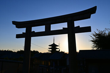 京都霊山護國神社の鳥居より八坂の塔を望む