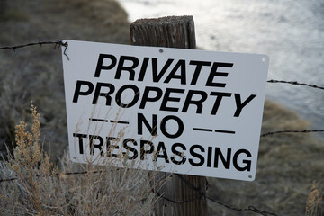 no trespassing sign  - obrazy, fototapety, plakaty