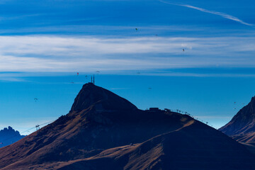 Gleitschirmflieger am Berg