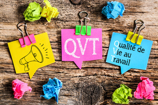 concept bulles blocs-notes et boulette de papier : acronyme QVT (Qualité de Vie au Travail)