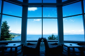 Fototapeta na wymiar 窓から見える広大な海と空の風景