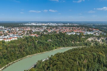 Ausblick auf Burghausen an der Salzach - im Hintergrund das Industriegebiet und die chemischen Werke