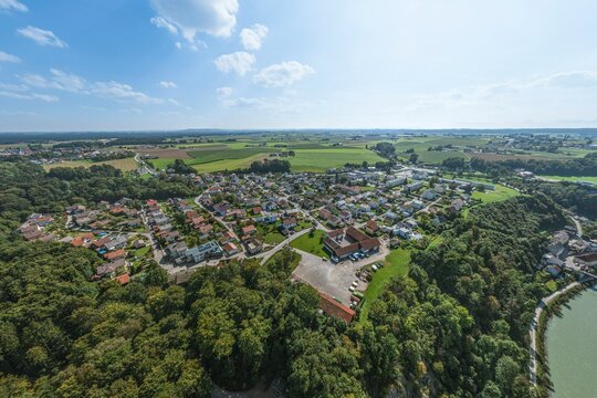 Ausblick auf Duttendorf am ober&ouml;sterreichischen Ufer der Salach gegen&uuml;ber des bayerischen Burghausen