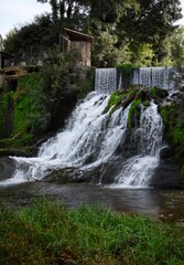 Bonito salto de agua en un antiguo molino de Sant Joan de les fonts, la Garrotxa 