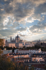 Naklejka premium Catedral de La Almudena y San Francisco el Grande desde el mirador del Templo de Debod