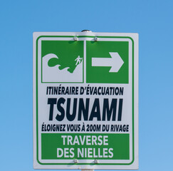 Panneau d'évacuation en cas de tsunami, ville d'Antibes, Alpes-Martimes, France