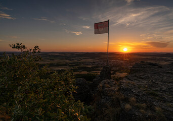 Sonnenuntergang über dem Staffelberg bei Bad Staffelstein, Landkreis Lichtenfels, Oberfranken,...