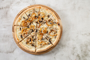 Obraz na płótnie Canvas Tasty pizza with ham, mushrooms and onion on the concrete background