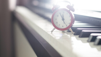 Piano and alarm clock, the time to practice the piano
