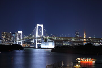 Fototapeta na wymiar お台場から見るレインボーブリッジ東京タワーのライトアップ