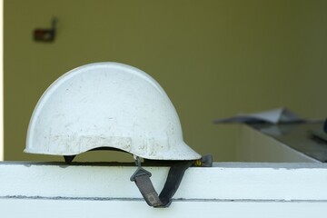 White hat with traces of use by a mechanic.