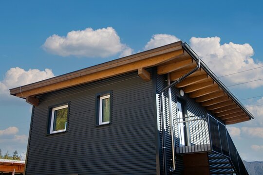 Modernes Haus mit Metallfassade bzw. Blechfassade