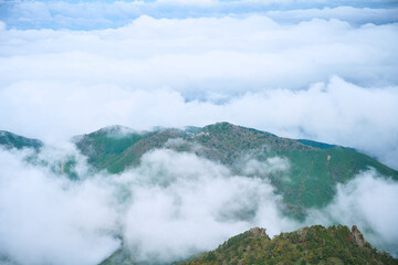 石鎚山の山頂から見える石鎚神社中宮
