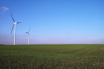 Turbiny wiatrowe na polach. - obrazy, fototapety, plakaty
