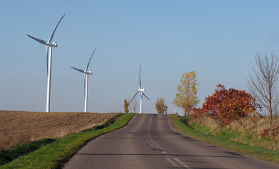 Ulica, jesienny krajobraz  i turbiny wiatrowe. Tyszowce na Lubelszczyźnie. © Adam Sadlak