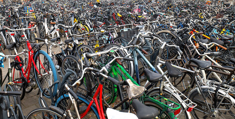 Fahrräder auf einem Fahrradparkplatz