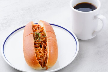 素朴な味わいのソース焼きそばパンとコーヒーの軽食