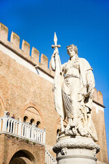 Treviso, monumento della Statua dedicata Ai Morti della Patria  in guerra e Palazzo dei Trecento...