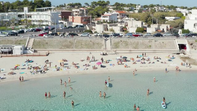 Salento, Marina di Pulsano, Taranto, Puglia, Italia - Spiaggia vista dal drone a ottobre