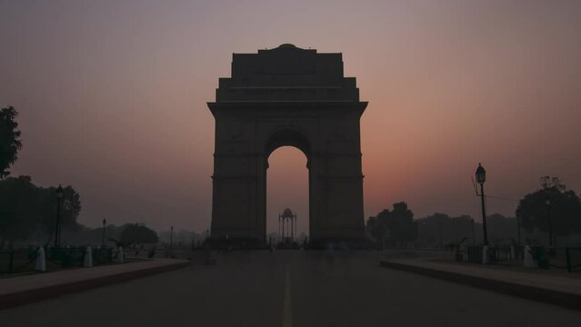 This enchanting timelapse captures the breathtaking spectacle of sunrise at India Gate, a historic monument in the heart of Delhi. As the city awakens, the tranquil beauty of dawn unfolds, painting th