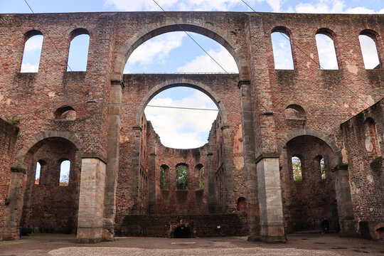 Romanische Stiftsruine in Bad Hersfeld; Blick auf Querhaus und Ostchor
