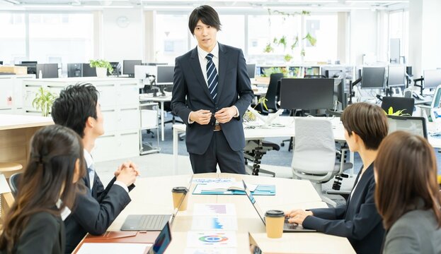 会議をする日本人男女