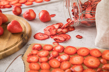 Frische und getrocknete Erdbeeren aus dem Dörrautomat für Haltbarkeit, Vorrat und Speisekammer...