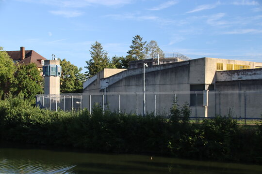Gef&auml;ngnis mit Gitterfenstern, Justizvollzugsanstalt JVA