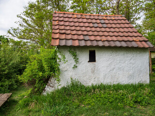 Das Huth&auml;uschen bei Unfinden im NSG Trockenh&auml;nge und Urwiese bei Junkersdorf, Stadt K&ouml;nigsberg, Naturpark Ha&szlig;berge, Landkreis Ha&szlig;berge, Unterfranken, Franken, Bayern, Deutschland